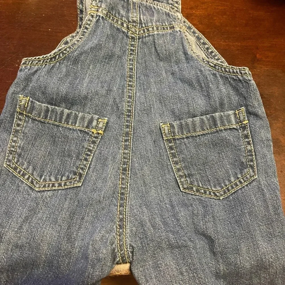 3/$12 kids jean overalls gently used in great condition. Bundle 3 or more $7🎉